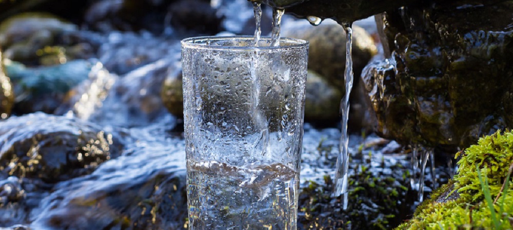 Bere acqua frizzante fa bene o male?